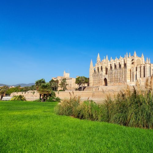 Blick auf die Kathedrale in Palma de Mallorca mit Santa Catalina im Hindergrund