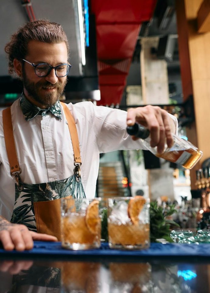 Cocktails an der Theke eines Nachtclubs an der Playa de Palma