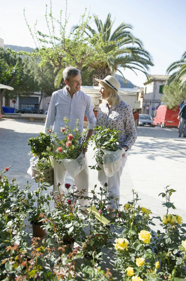 Couple shopping at the flower market, Son Carrió Mallorca