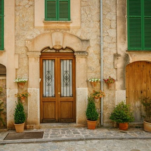 Mit Blumen geschmückter Hauseingang zu einem traditionellen Haus in Porreres auf Mallorca
