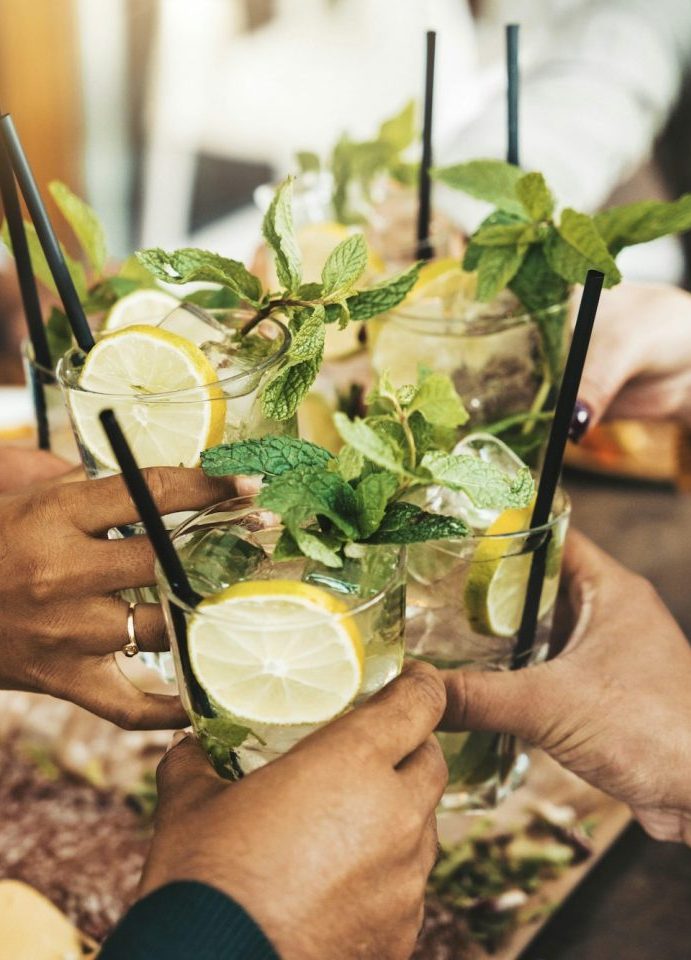 Freunde genießen die Happy Hour umit frischen Mojito-Cocktails an der offenen Bar in Santa Catalina in Palma de Mallorca