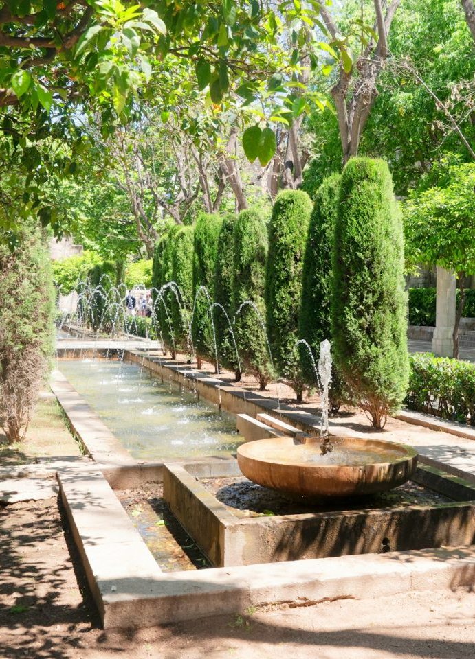 Garten mit Brunnen in der Altstadt von Palma de Mallorca