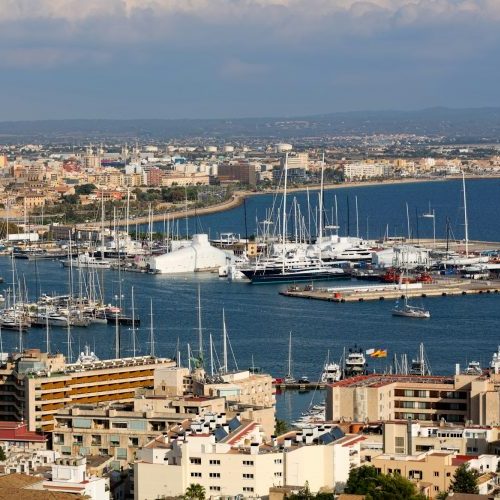 Hafen mit Yachten und die Stadt Palma de Mallorca