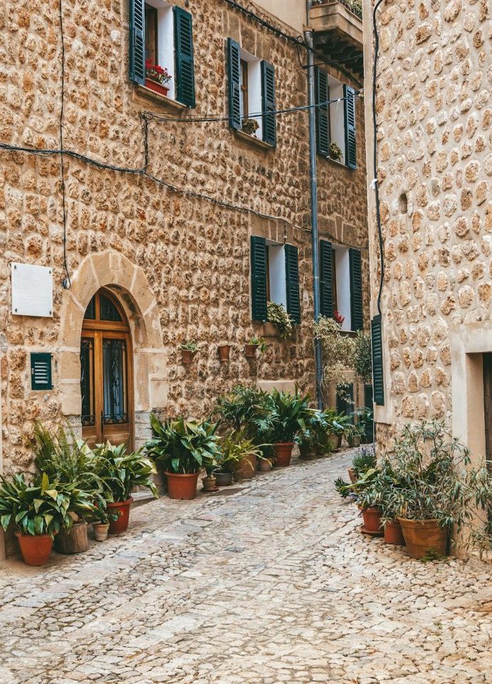 Alte historische Architektur, mit Pflanzen in Selva auf Mallorca