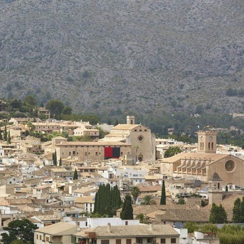 Hübsches Dorf Santa Maria del Camí auf Mallorca.