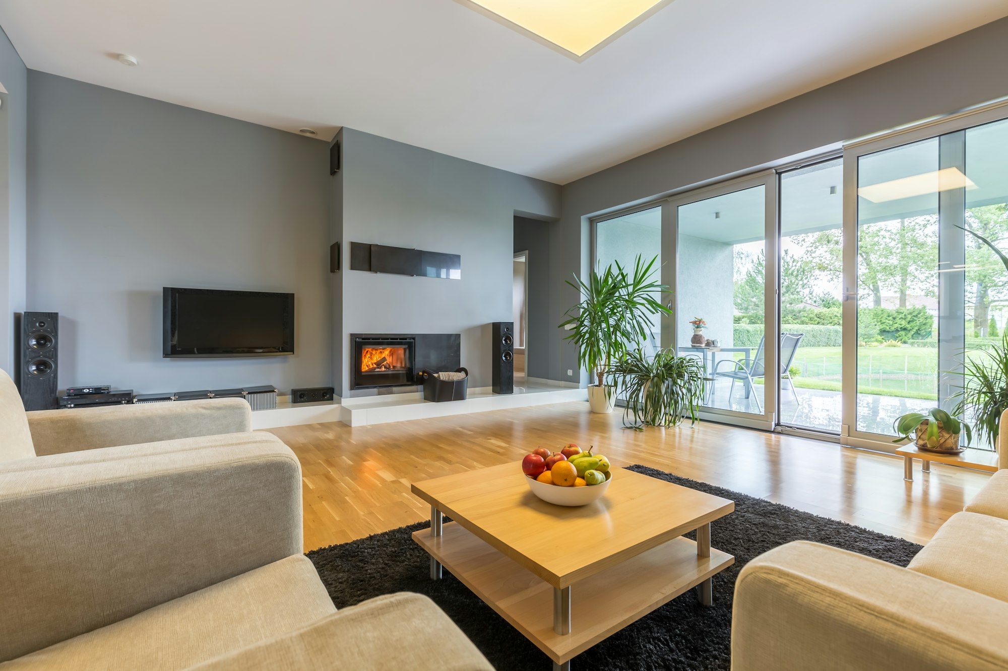 Immobilie in Es Fortí Palma de Mallorca ein modernes Wohnzimmer mit Blick in den Garten