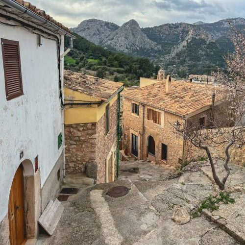Kleine Stadt Alaró nahe den Bergen auf Mallorca