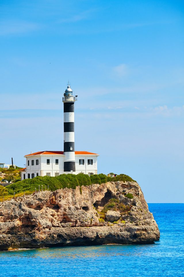 Leuchtturm von Portocolom auf einer Klippe auf Mallorca