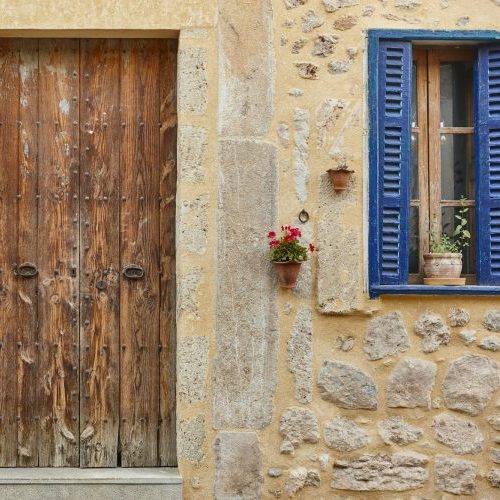 Malerische traditionelle Steinhausfassade in Vilafranca de Bonany auf Mallorca