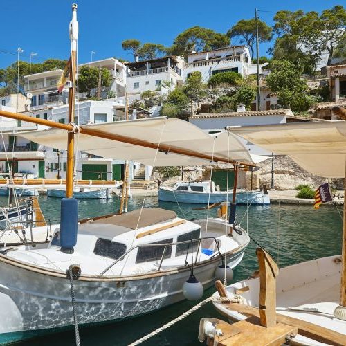 Malerischer Mittelmeerhafen Porto Colom auf Mallorca.