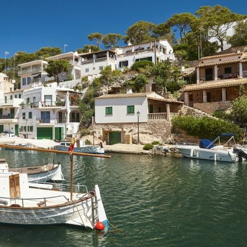 Malerischer Mittelmeerhafen Portopetro mit Bucht auf Mallorca.