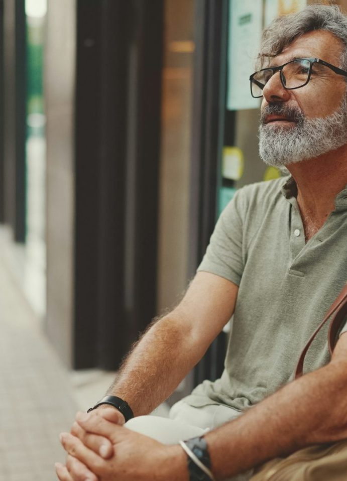 Mann sitzt im Straßencafe in Son Ferriol Palma de Mallorca