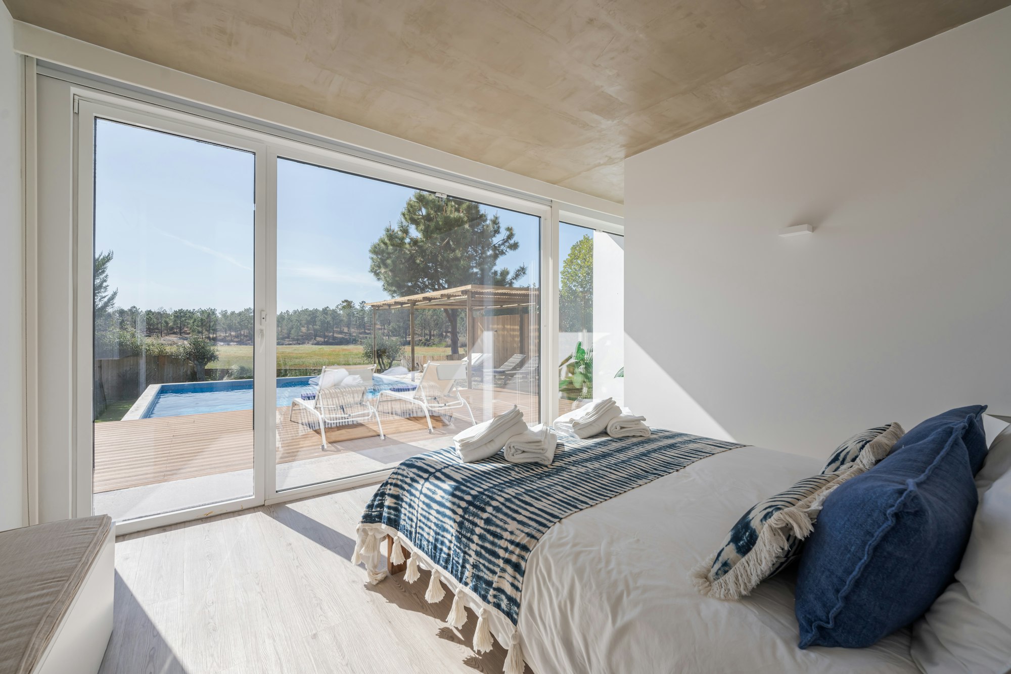Moderne Villa Schlafzimmer mit Blick auf Pool und Terrasse Peguera Mallorca