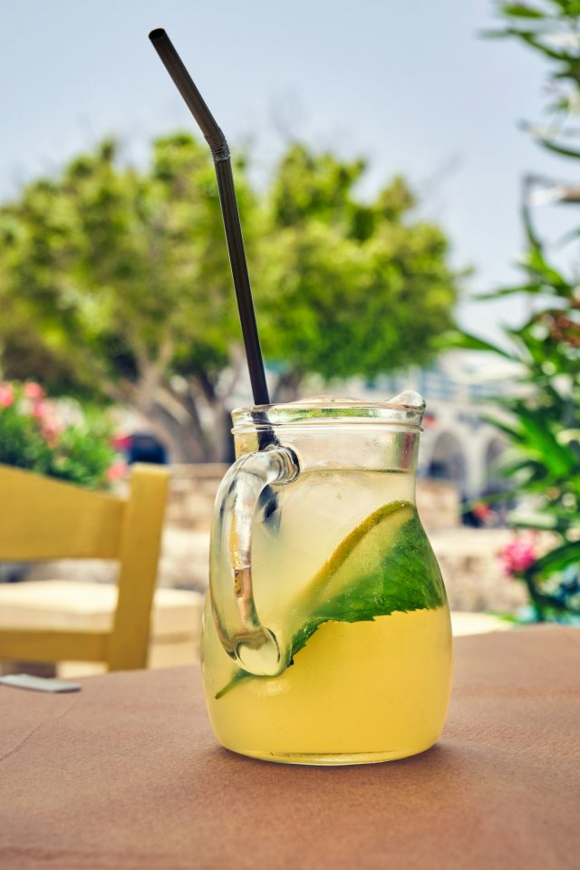 Mohito Cocktail auf einem Tisch auf der Terrasse in El Molinar Mallorca