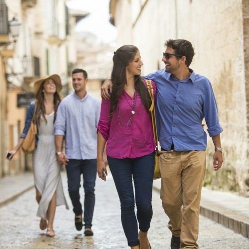 Paare in den Straßen von Montuïri auf Mallorca