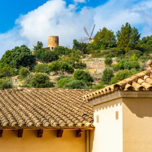 Schöner Blick auf eine Straße in der Stadt Andratx, Mallorca