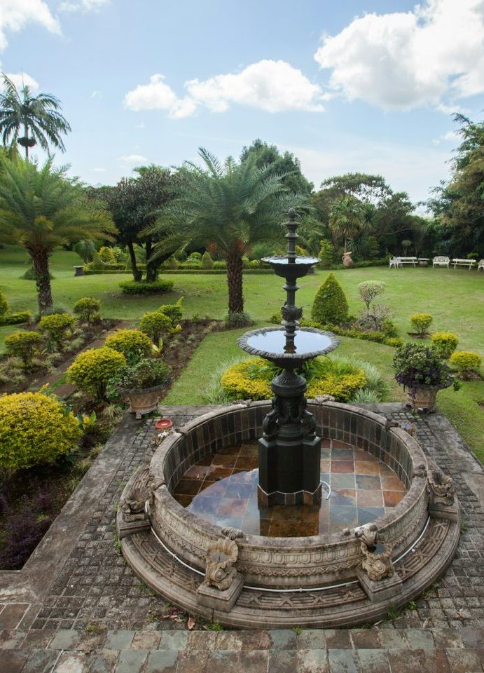 Springbrunnen im Garten mit Palmen in Son Vida, Palma de Mallorca