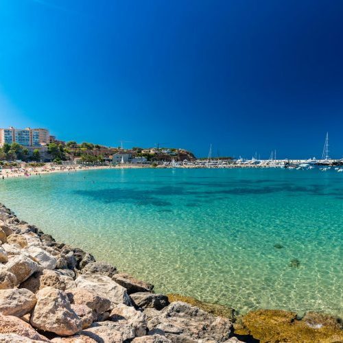 Strand von Port Adriano im Sommer, El Toro auf Mallorca