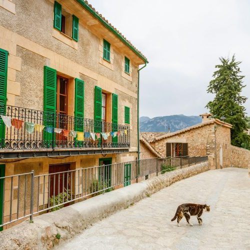 Straße in Sencelles mit Steinhäusern auf Mallorca