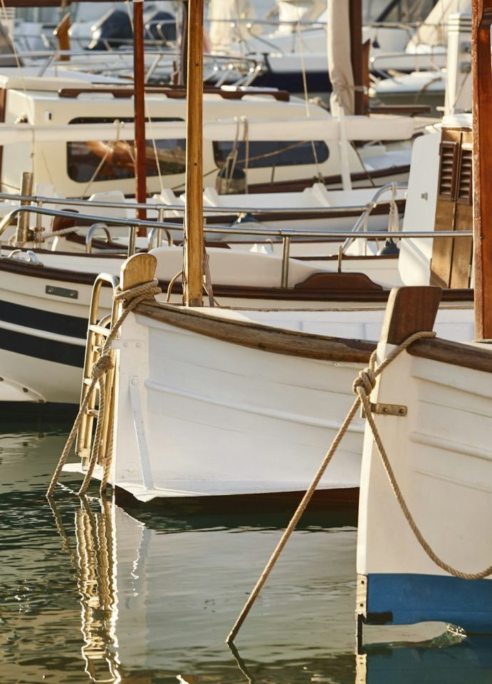 Traditionelle balearische Boote im Hafen von Portopetro auf der Insel Mallorca