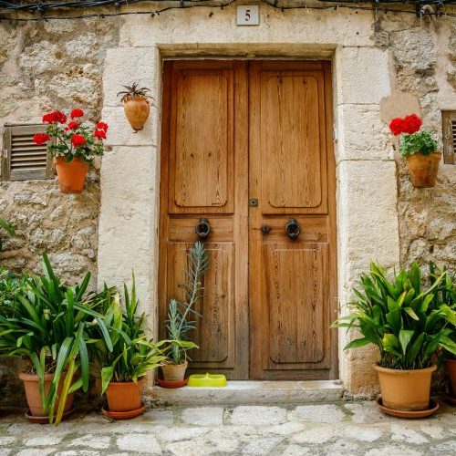 Wunderschöner Hauseingang in einer Straße in Petra, Mallorca
