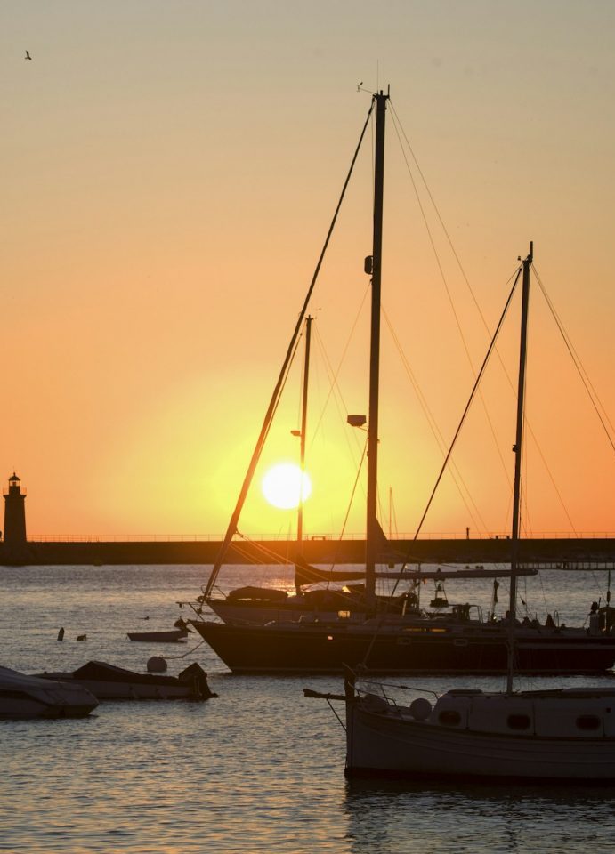 Yachten im Hafen bei Sonnenuntergang in Port Andratx, Mallorca